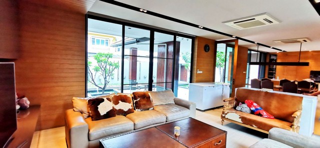 บ้าน บ้านฟ้าลากูน 182 Square Wah 8 ห้องนอน ใกล้ ใกล้ฟิวเจอร์พาร์ครังสิต โฮมโปร เมเจอร์ โรงพยาบาลเปาโล โลตัสรังสิต การเดินทางสะดวก ใกล้แหล่งชุมชนมากมาย ห่างจากถนนรังสิตประมาณ 80 เมตร (บ้านเดี่ยวมือสอง) ทำเลน่าอยู่ หลังบ้านติดคลอง กว้าง 21 เมตร หน้าบ้านกว้า