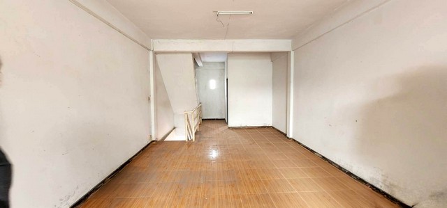 ตึก ธันยพฤกษ์ คลอง 7 0 ไร่ 0 NGAN 20 ตร.ว. 0BEDROOM 2300000 บ. โครตถูก! ขายอาคารพาณิชย์สูง 4.5 ชั้น เนื้อที่ 20 ตร.ว. มีชั้นลอย และดาดฟ้า มี 3 ห้องน้ำ พร้อมอยู่ เหมาะค้าขาย ตกแต่งพื้นกระเบื้องทุกชั้น ทำเลดี น่าลงทุน