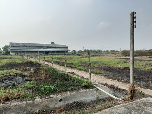 ที่ดิน+สิ่งปลูกสร้างพร้อมดำเนินกิจการเนื้อที่ 10 ไร่ ทำเลดี ติดถนนลาดยาง หน้ากว้าง 111 เมตร ลึก 154 เมตร