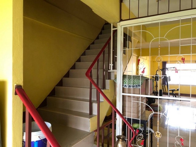 ขายด่วนอาคารพาณิชย์ 2 คูหา 3.5  ชั้น 32  ตร.วา ทำเลดีแต่งสวย หน้าตลาดทรัพย์เจริญ อ.กระทุ่มแบน  สมุทรสาคร   ZW283