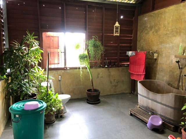 ขายด่วนอาคารพาณิชย์ 2 คูหา 3.5  ชั้น 32  ตร.วา ทำเลดีแต่งสวย หน้าตลาดทรัพย์เจริญ อ.กระทุ่มแบน  สมุทรสาคร   ZW283