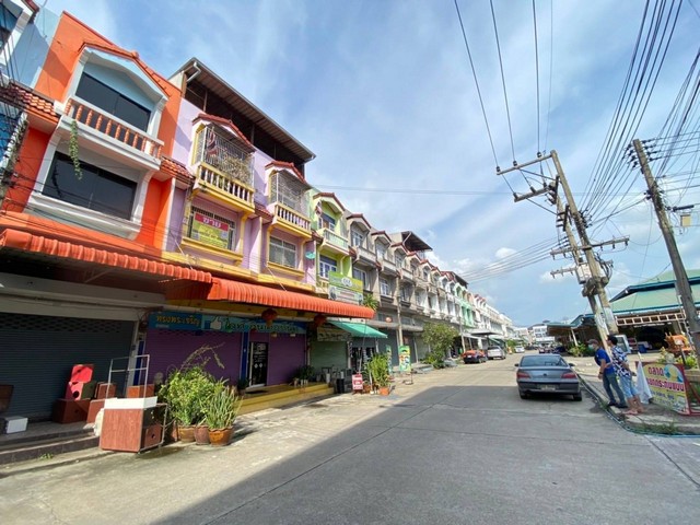 ขายด่วนอาคารพาณิชย์ 2 คูหา 3.5  ชั้น 32  ตร.วา ทำเลดีแต่งสวย หน้าตลาดทรัพย์เจริญ อ.กระทุ่มแบน  สมุทรสาคร   ZW283