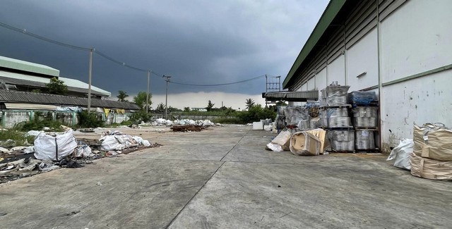 ให้เช่าโกดังโรงงานพร้อมออฟฟิศ เนื้อที่ 6 ไร่ พื้นที่โกดัง 4,300 ตารางเมตร มี รง 4 ซอยสวนส้ม หลังนิคมอุตสาหกรรมสมุทรสาคร  