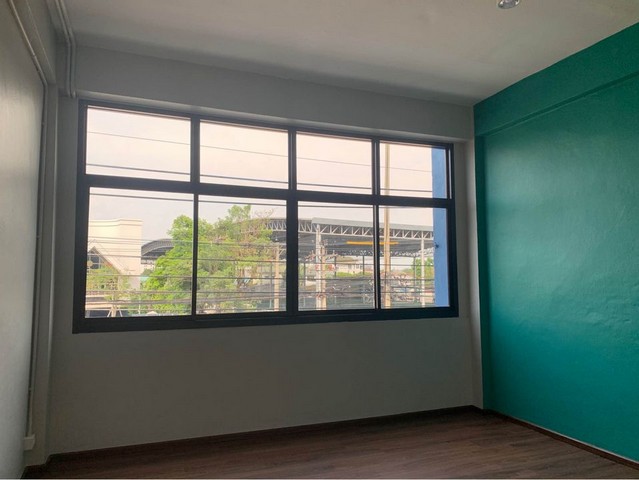 ขาย หรือให้เช่า อาคาร ตกแต่งพร้อมเปิดคาเฟ่  ติดถนน ติวานนท์  5 ชั้นครึ่ง พื้นที่ใช้สอย 250 ตารางเมตร 7 ห้องนอน · 8 ห้องน้ำ ปากเกร็ด นนทบุรี