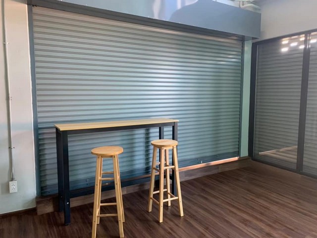 ขาย หรือให้เช่า อาคาร ตกแต่งพร้อมเปิดคาเฟ่  ติดถนน ติวานนท์  5 ชั้นครึ่ง พื้นที่ใช้สอย 250 ตารางเมตร 7 ห้องนอน · 8 ห้องน้ำ ปากเกร็ด นนทบุรี