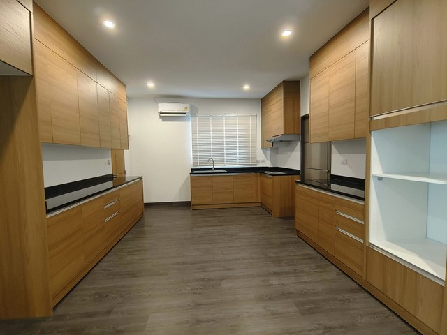 S2422 ให้เช่าและขายบ้านเดี่ยว 3 ชั้น ซอยสุขุมวิท 65 ย่านเอกมัย บ้านสร้างใหม่ ใกล้BTSเอกมัย