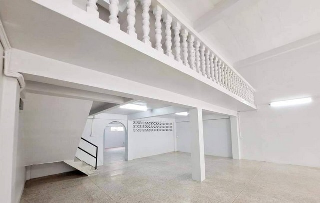 ให้เช่าอาคารพาณิชย์ 3.5 ชั้น เช่าอาคาร2คูหาตีทะลุมีดาดฟ้า ทำเลประชาอุทิศ28