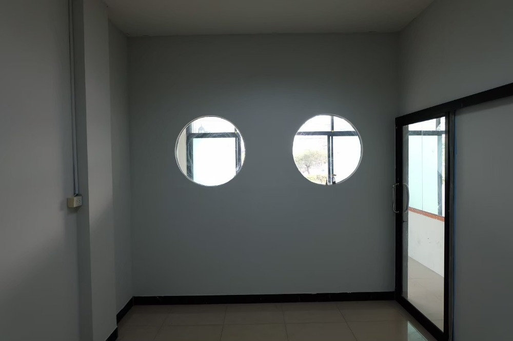 ให้เช่าอาคารพาณิชย์ 4 ชั้น เนื้อที่ 22.5 ตารางวา 4 ห้องน้ำ โครงการฟิฟธ์ อเวนิว หน้านิคมอุตสาหกรรมลาดกระบัง ทำเป็นโฮมออฟฟิศได้