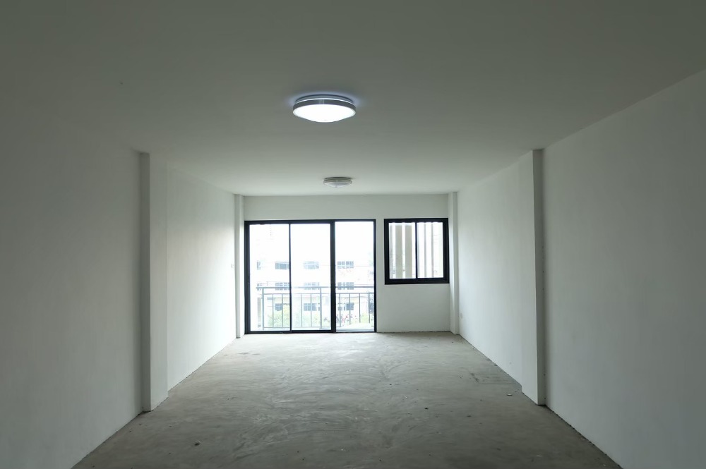 ให้เช่าอาคารพาณิชย์ 4 ชั้น เนื้อที่ 22.5 ตารางวา 4 ห้องน้ำ โครงการฟิฟธ์ อเวนิว หน้านิคมอุตสาหกรรมลาดกระบัง ทำเป็นโฮมออฟฟิศได้