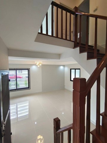 หมู่บ้านพฤกษา14บี  ทาวน์เฮ้าส์ 2 ชั้น หลังมุมถนนเมน