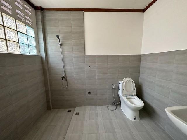 BH2486 ให้เช่าอาคารพาณิชย์ 5 ชั้น 544 ตรม. ถนนพระราม 4 ทำเลดีมาก ใกล้ MRT คลองเตย