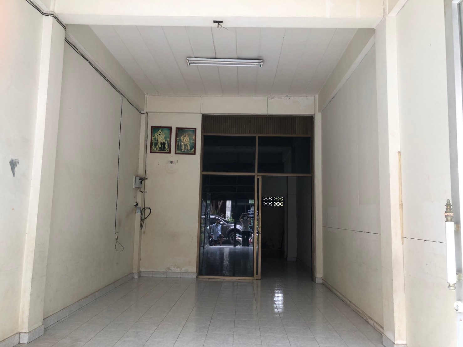 อาคารพาณิชย์ 2 ชั้น 18 ตารางวา พื้นที่ใช้สอย 144 ตรม.หน้ากว้าง 4 เมตร ลึก 20 เมตร  ทำเลดีมาก อยู่ในตลาดบ้านหมอ