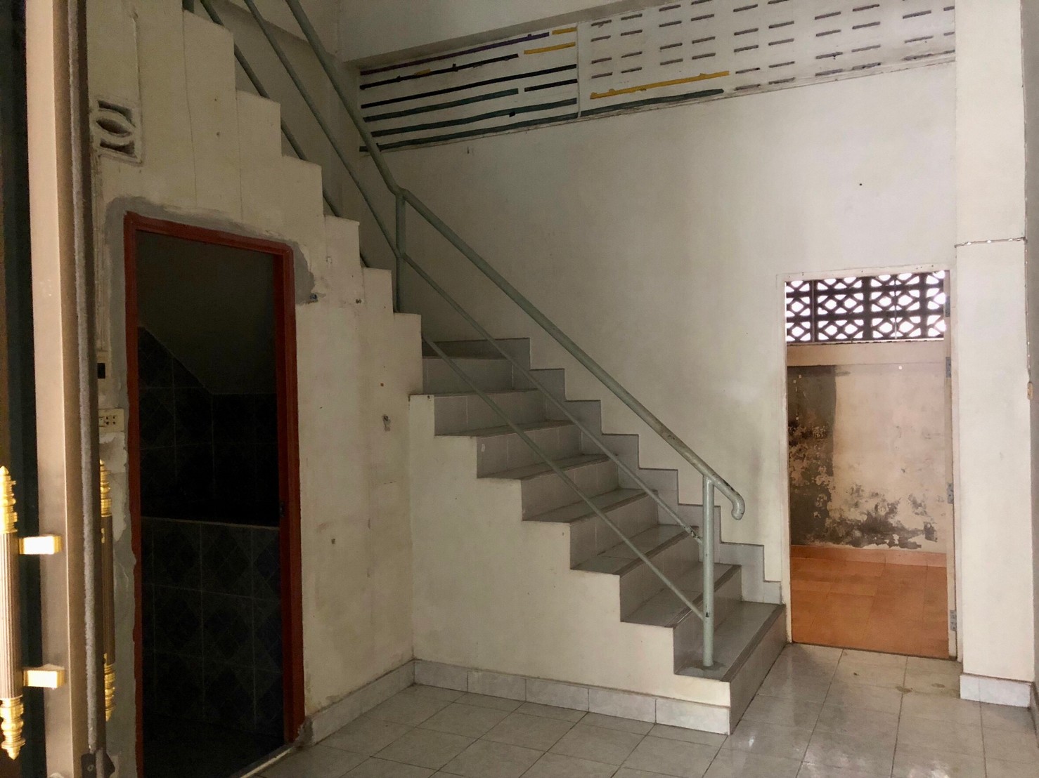 อาคารพาณิชย์ 2 ชั้น 18 ตารางวา พื้นที่ใช้สอย 144 ตรม.หน้ากว้าง 4 เมตร ลึก 20 เมตร  ทำเลดีมาก อยู่ในตลาดบ้านหมอ