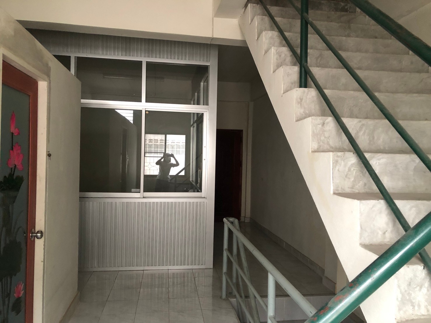 อาคารพาณิชย์ 2 ชั้น 18 ตารางวา พื้นที่ใช้สอย 144 ตรม.หน้ากว้าง 4 เมตร ลึก 20 เมตร  ทำเลดีมาก อยู่ในตลาดบ้านหมอ