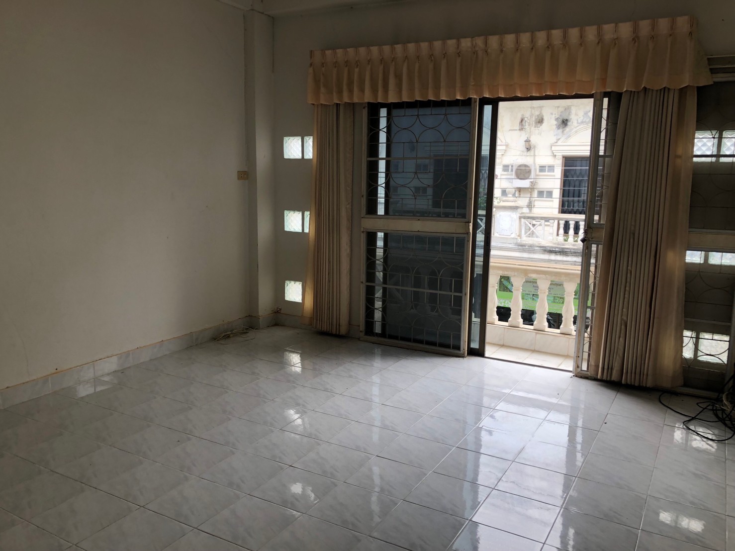 อาคารพาณิชย์ 2 ชั้น 18 ตารางวา พื้นที่ใช้สอย 144 ตรม.หน้ากว้าง 4 เมตร ลึก 20 เมตร  ทำเลดีมาก อยู่ในตลาดบ้านหมอ