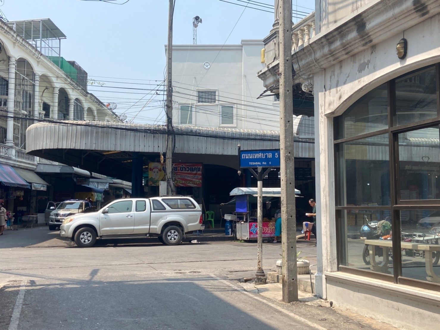 อาคารพาณิชย์ 2 ชั้น 18 ตารางวา พื้นที่ใช้สอย 144 ตรม.หน้ากว้าง 4 เมตร ลึก 20 เมตร  ทำเลดีมาก อยู่ในตลาดบ้านหมอ