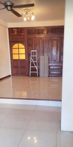 ให้เช่าอาคารพาณิชย์ติดริมถนน อยู่ตรงข้ามกับซอยอินทามระ57 