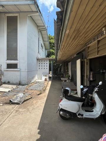 ขายที่ดิน 377 ตารางวา พร้อมสิ่งปลูกสร้าง บ้านเก่า 2 ชั้น สไตล์ยุโรป และเรือนอเนกประสงค์ ย่านลาดพร้าว ใกล้ MRT ลาดพร้าว 350 เมตร 