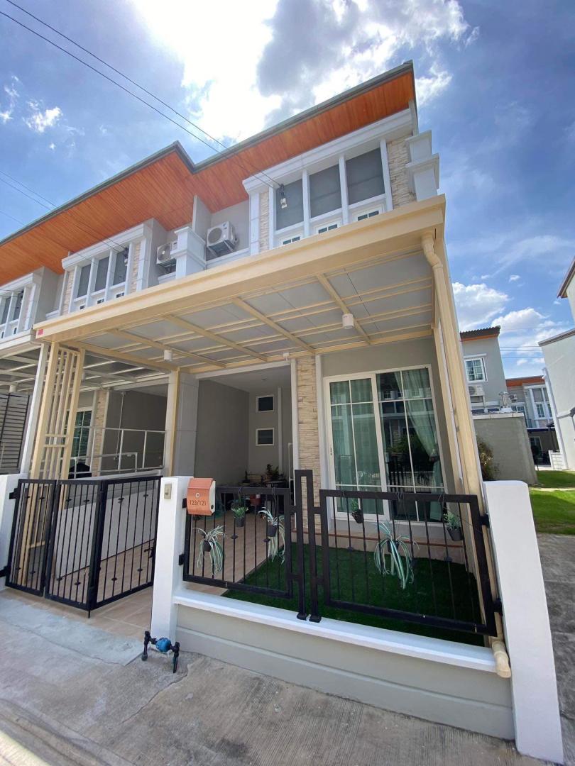 C3865 ให้เช่าทาวน์เฮาส์ 2 ชั้น หมู่บ้านโกลเด้น ทาวน์ วิภาวดี-รังสิต ซอยสดายุ หลังมุม ย่านคลองหนึ่ง ใกล้ห้างฟิวเจอร์ปาร์ครังสิต