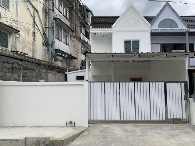 C3828 ขายทาวน์เฮาส์ 2 ชั้น หลังมุม รีโนเวทใหม่ ติดถนนกรุงเทพกรีฑา ใกล้หมู่บ้านนักกีฬา