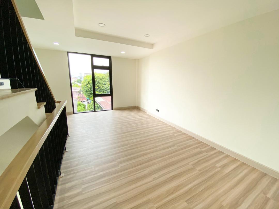 C3819 ให้เช่าและขายทาวน์โฮม 4 ชั้นหลังมุม บ้านใหม่ ไม่เคยเข้าอยู่ ซอยวชิรธรรม60 ย่านสุขุมวิท 101/1