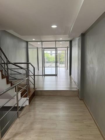 C3816 ขายอาคารพาณิชย์ 3 ชั้น 2 คูหา ถนนสุขุมวิท 71 รีโนเวทใหม่ ใกล้แยกคลองตัน รีโนเวทใหม่