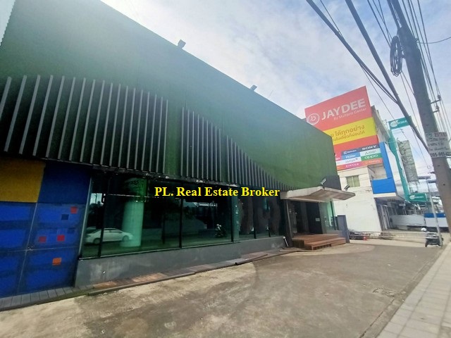 ให้เช่าอาคาร3ชั้น3คูหา ติดถนนศรีนครินทร์  ขนาด 100 ตรว. พื้นที่ใช้สอย 600ตรม. เหมาะทำโชว์รูม สำนักงาน หน้าร้าน คลีนิค
