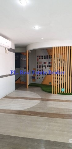 ให้เช่าอาคาร3ชั้น3คูหา ติดถนนศรีนครินทร์  ขนาด 100 ตรว. พื้นที่ใช้สอย 600ตรม. เหมาะทำโชว์รูม สำนักงาน หน้าร้าน คลีนิค