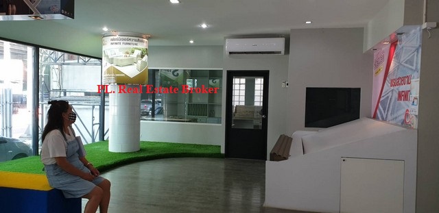 ให้เช่าอาคาร3ชั้น3คูหา ติดถนนศรีนครินทร์  ขนาด 100 ตรว. พื้นที่ใช้สอย 600ตรม. เหมาะทำโชว์รูม สำนักงาน หน้าร้าน คลีนิค