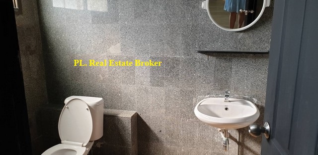 ให้เช่าอาคาร3ชั้น3คูหา ติดถนนศรีนครินทร์  ขนาด 100 ตรว. พื้นที่ใช้สอย 600ตรม. เหมาะทำโชว์รูม สำนักงาน หน้าร้าน คลีนิค