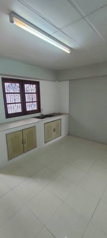 อาคารพาณิชย์ 2 ชั้นครึ่ง หลังมุม ถนนเกาะหลัก เมืองประจวบคีรีขันธ์ 