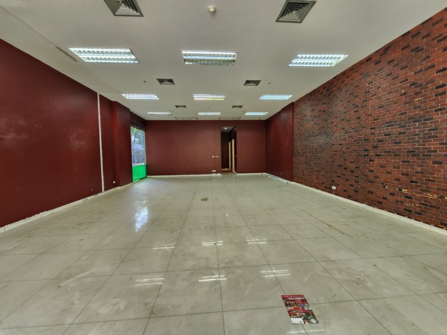 Commercial Space in Sukhumvit near BTS MRT and ARL, Suitable for Office/Showroom/Cafe