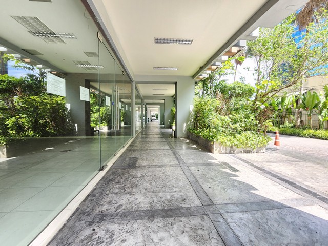 Commercial Space in Sukhumvit near BTS MRT and ARL, Suitable for Office/Showroom/Cafe