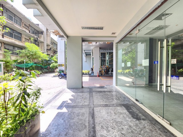 Commercial Space in Sukhumvit near BTS MRT and ARL, Suitable for Office/Showroom/Cafe