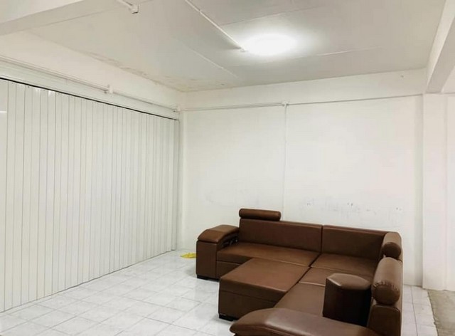 ให้เช่าอาคารพาณิชย์ 2 คูหา 3.5 ชั้น 450 ตรม. ย่านพระราม 4 ตรงข้ามช่อง 3 ติดสวนเพลินมาเก็ต ตึกรีโนเวทใหม่ พร้อมทำธุรกิจได้เลย 