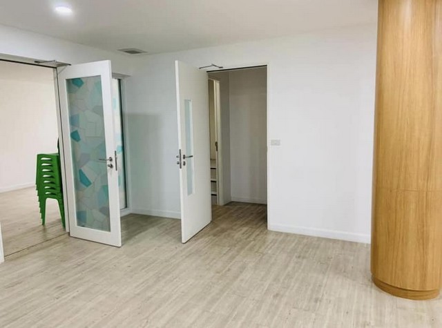 ให้เช่าอาคารพาณิชย์ 2 คูหา 3.5 ชั้น 450 ตรม. ย่านพระราม 4 ตรงข้ามช่อง 3 ติดสวนเพลินมาเก็ต ตึกรีโนเวทใหม่ พร้อมทำธุรกิจได้เลย 