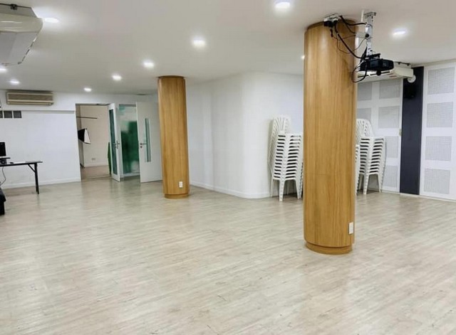 ให้เช่าอาคารพาณิชย์ 2 คูหา 3.5 ชั้น 450 ตรม. ย่านพระราม 4 ตรงข้ามช่อง 3 ติดสวนเพลินมาเก็ต ตึกรีโนเวทใหม่ พร้อมทำธุรกิจได้เลย 