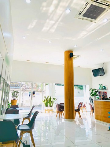 ให้เช่าอาคารพาณิชย์ 2 คูหา 3.5 ชั้น 450 ตรม. ย่านพระราม 4 ตรงข้ามช่อง 3 ติดสวนเพลินมาเก็ต ตึกรีโนเวทใหม่ พร้อมทำธุรกิจได้เลย 