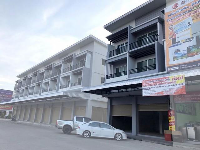 EPL-BR0014 ให้เช่าอาคารพาณิชย์ 2 คูหา ใกล้ตลาดชัชวาล ลำลูกกาคลอง7  ทำเลดีริมถนน พื้นที่ใช้สอย 456ตรม.หลังมุม 3 ห้องน้ำ เหมาะทำธุรกิจ