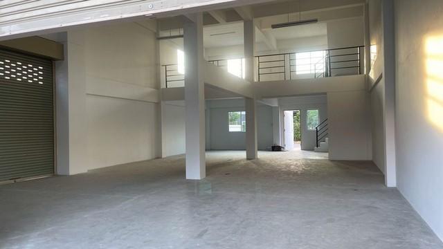 EPL-BR0014 ให้เช่าอาคารพาณิชย์ 2 คูหา ใกล้ตลาดชัชวาล ลำลูกกาคลอง7  ทำเลดีริมถนน พื้นที่ใช้สอย 456ตรม.หลังมุม 3 ห้องน้ำ เหมาะทำธุรกิจ