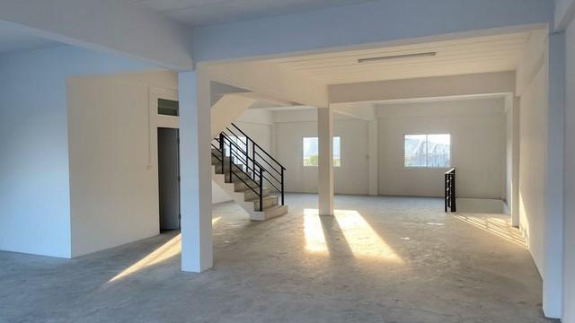 EPL-BR0014 ให้เช่าอาคารพาณิชย์ 2 คูหา ใกล้ตลาดชัชวาล ลำลูกกาคลอง7  ทำเลดีริมถนน พื้นที่ใช้สอย 456ตรม.หลังมุม 3 ห้องน้ำ เหมาะทำธุรกิจ