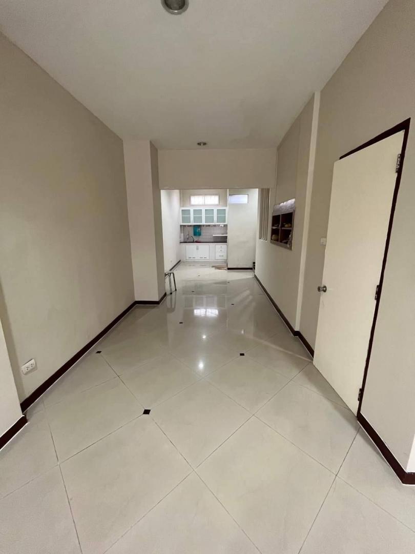 ให้เช่าตึกแถว3.5ชั้นซอยพระราม3 บางคอแหลม ใกล้เทอมินอล 21 เหมาะทำออฟฟิศหรือพักอาศัย