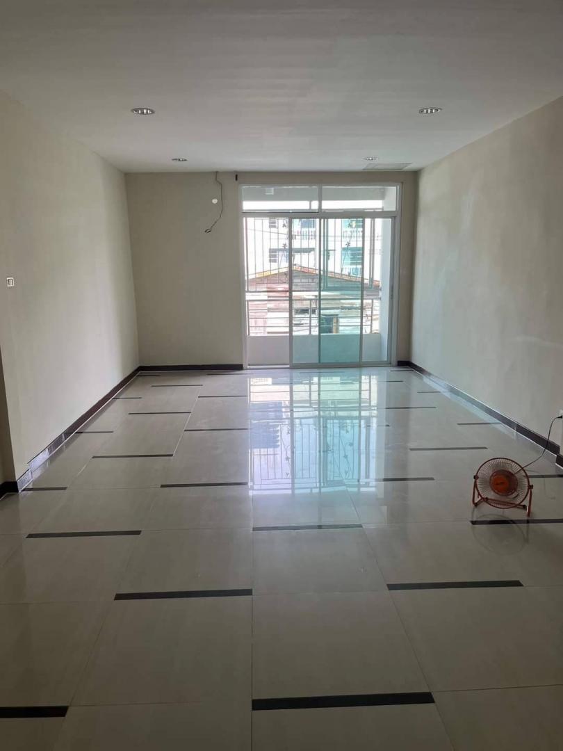 ให้เช่าตึกแถว3.5ชั้นซอยพระราม3 บางคอแหลม ใกล้เทอมินอล 21 เหมาะทำออฟฟิศหรือพักอาศัย