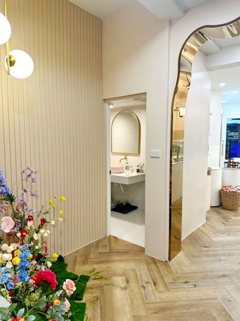  ใจกลางเอกมัย BTS ทองหล่อ เซ้งขาดทุน  ร้านสินค้าเพื่อสุขภาพ โรงพยาบาลคามิลเลียน 25ตรว.85ตรม.2แอร์ 1น้ำ จอดรถได้หลายคัน