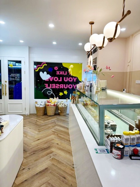 ใจกลางเอกมัย BTS ทองหล่อ ร้านสินค้าเพื่อสุขภาพ  เซ้งขาดทุน โรงพยาบาลคามิลเลียน 25ตรว.85ตรม.2แอร์ 1น้ำ จอดรถได้หลายคัน