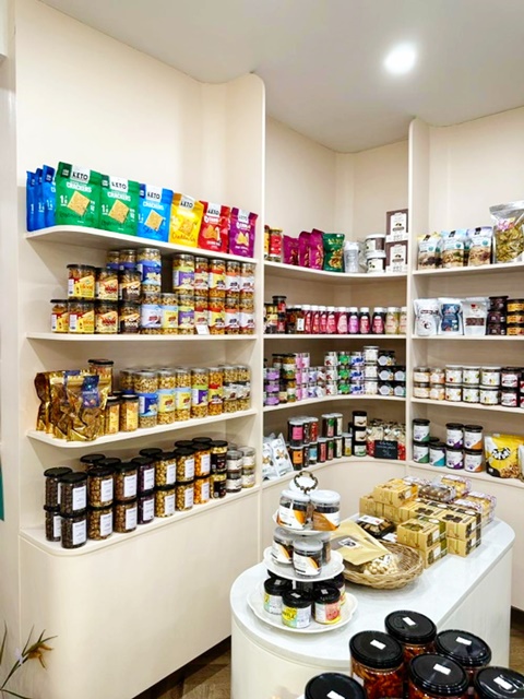 ใจกลางเอกมัย BTS ทองหล่อ ร้านสินค้าเพื่อสุขภาพ  เซ้งขาดทุน โรงพยาบาลคามิลเลียน 25ตรว.85ตรม.2แอร์ 1น้ำ จอดรถได้หลายคัน