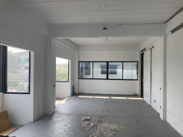 ให้เช่าอาคารพาณิชย์ 4 ชั้น 3 คูหา ทะลุกัน บนเนื้อที่ 1 ไร่ ติดถนนใหญ่ลาดปลาเค้า ทำเลดี 