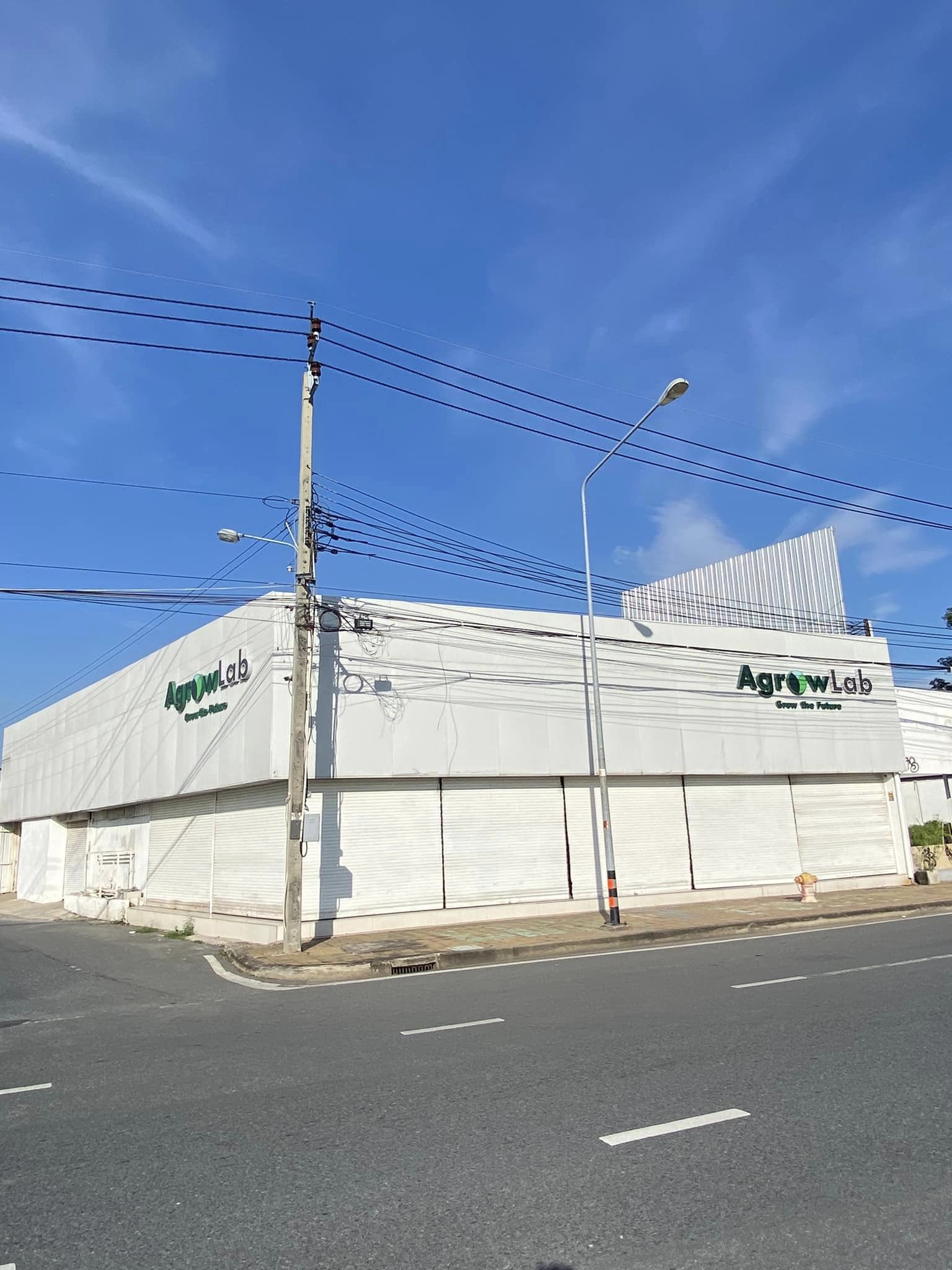 ให้เช่าอาคารโชว์รูม และโกดัง 4 หลัง ติดถนนใหญ่เกษตรนวมินทร์ ทำเลดีมาก 