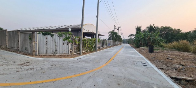 ให้เช่าโรงงานอยู่ตำบลเขาคันทรงอำเภอศรีราชาจังหวัดชลบุรีมีเนื้อที่4-1- 80ไร่ติดถนนสาธารณะสองด้านหน้ากว้าง 100 