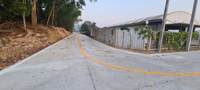 ให้เช่าโรงงานอยู่ตำบลเขาคันทรงอำเภอศรีราชาจังหวัดชลบุรีมีเนื้อที่4-1- 80ไร่ติดถนนสาธารณะสองด้านหน้ากว้าง 100 